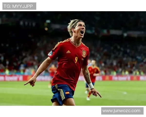 震撼球迷视觉盛宴巨型海报呈现绿茵传奇足球巨星风采